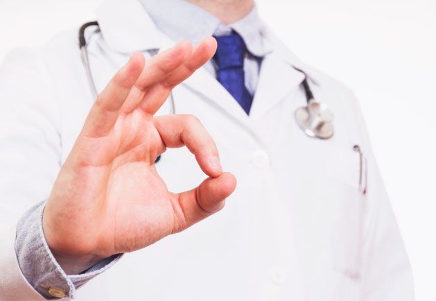 Médico dando un visto bueno con la mano