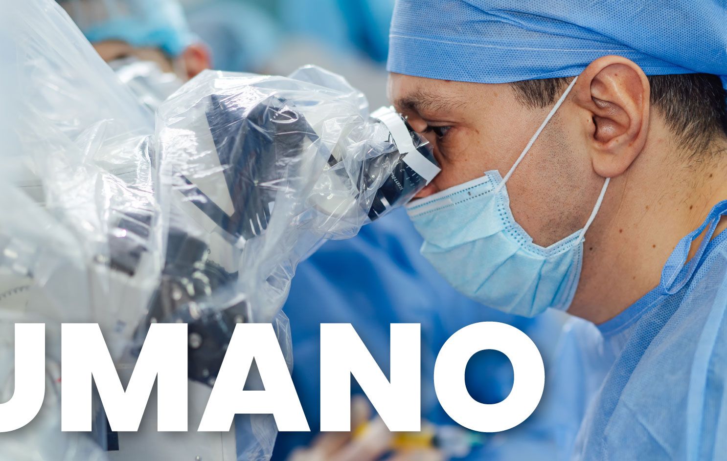 Medio plano de médico con microscopio operando
